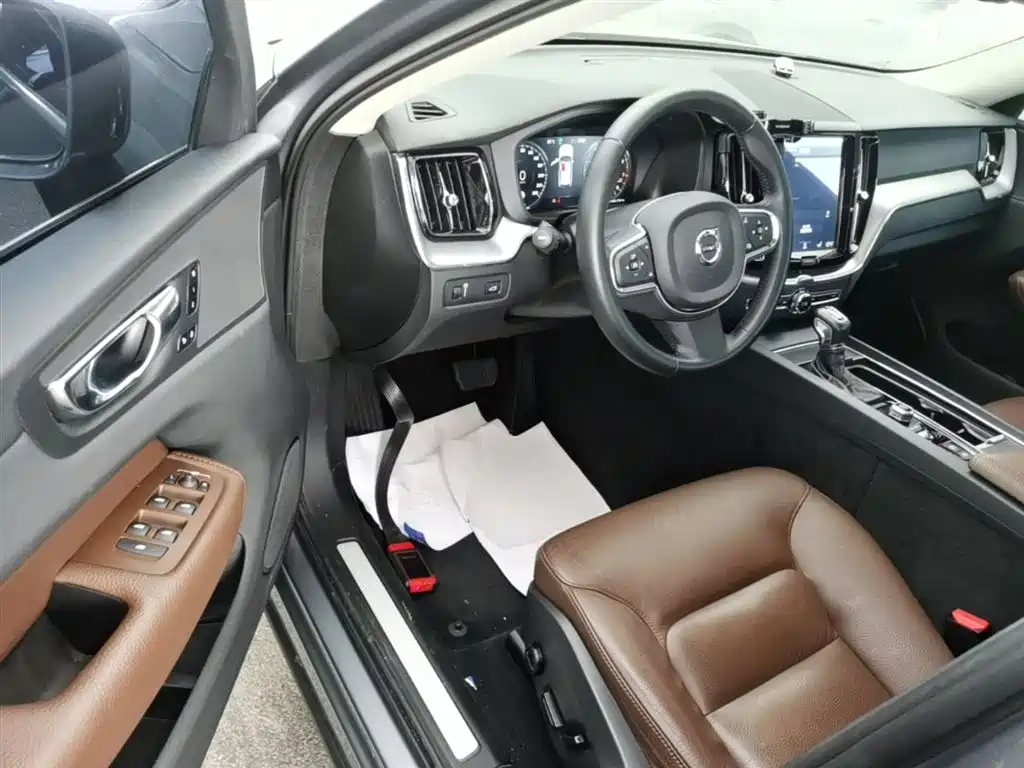 Volvo XC60 2019 — фото 16