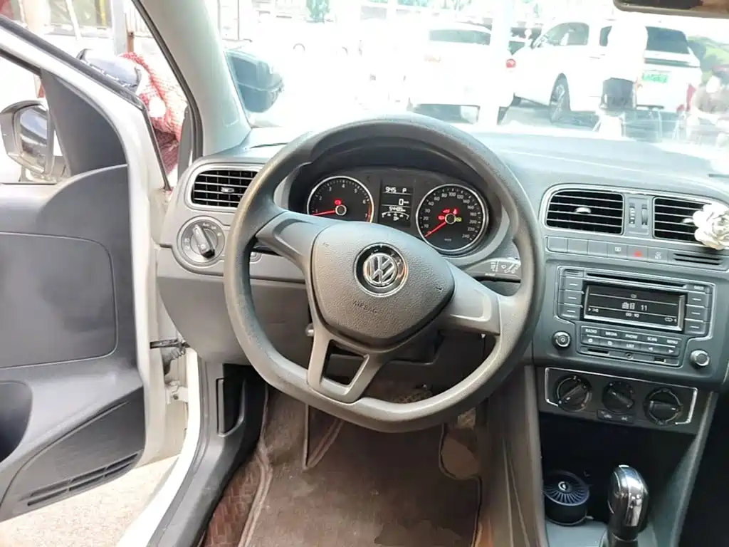 Volkswagen Polo 2015 — фото 11