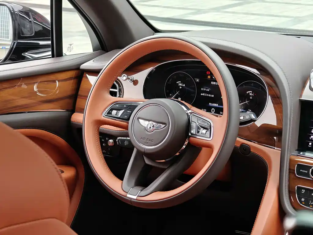 Bentley Bentayga 2023 — фото 13