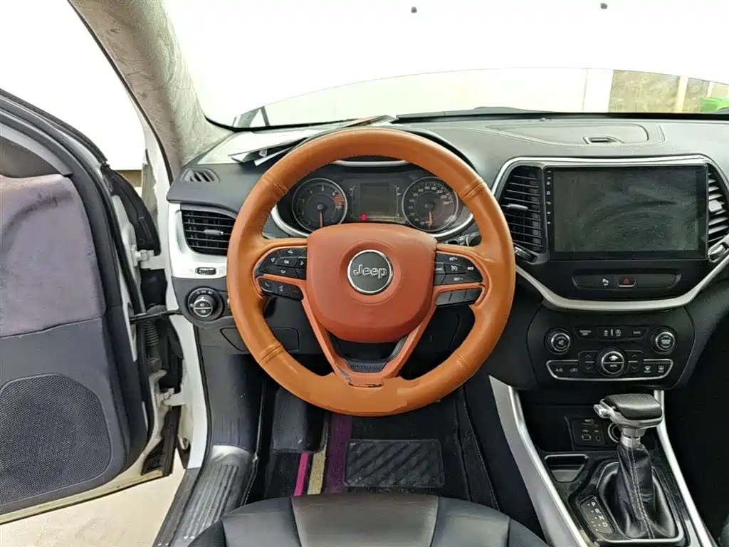 Jeep Cherokee 2016 — фото 11