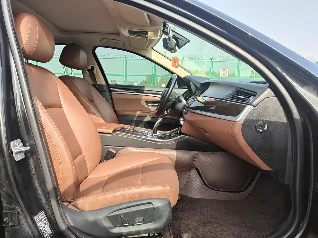 BMW 5 Series 2017 — фото 10
