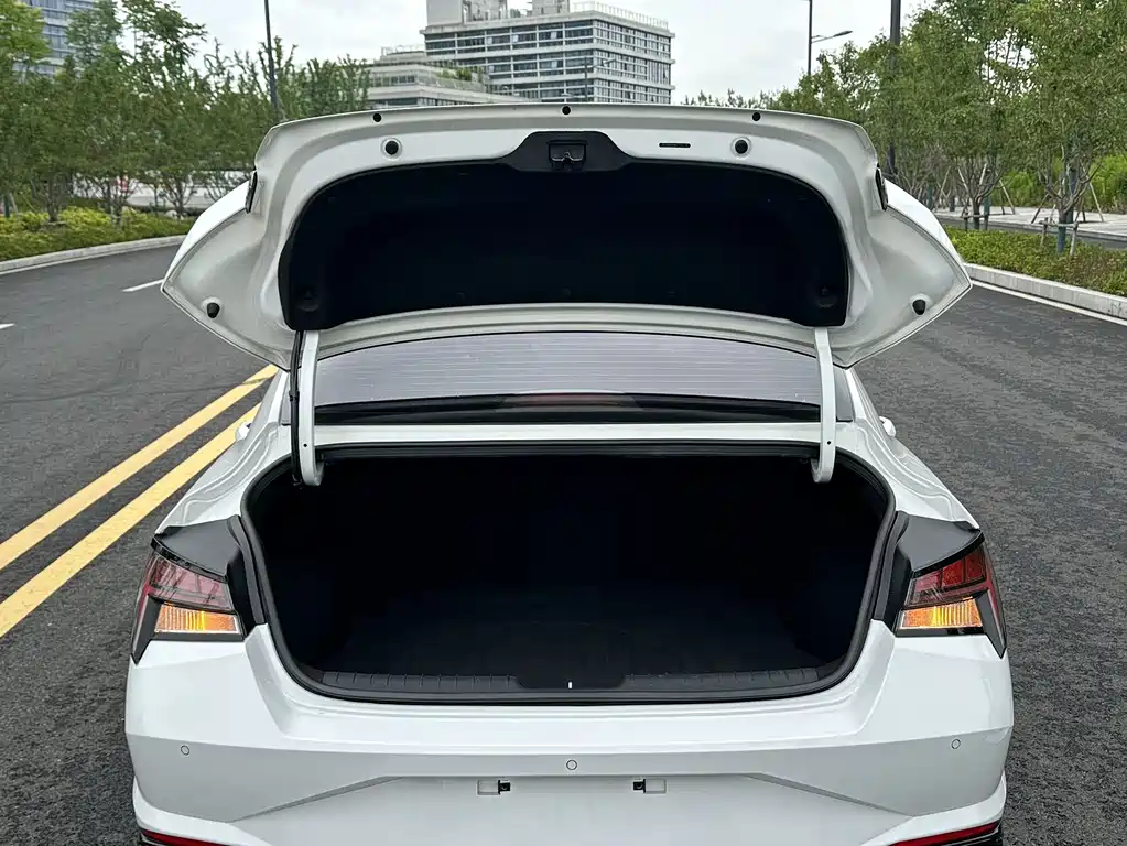 Hyundai Elantra 2022 — фото 11