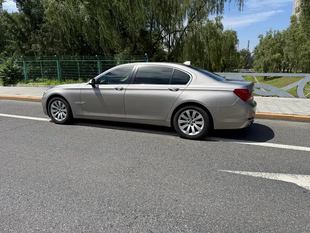 BMW 7 Series 2011 — фото 27