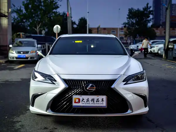 Lexus ES 2020