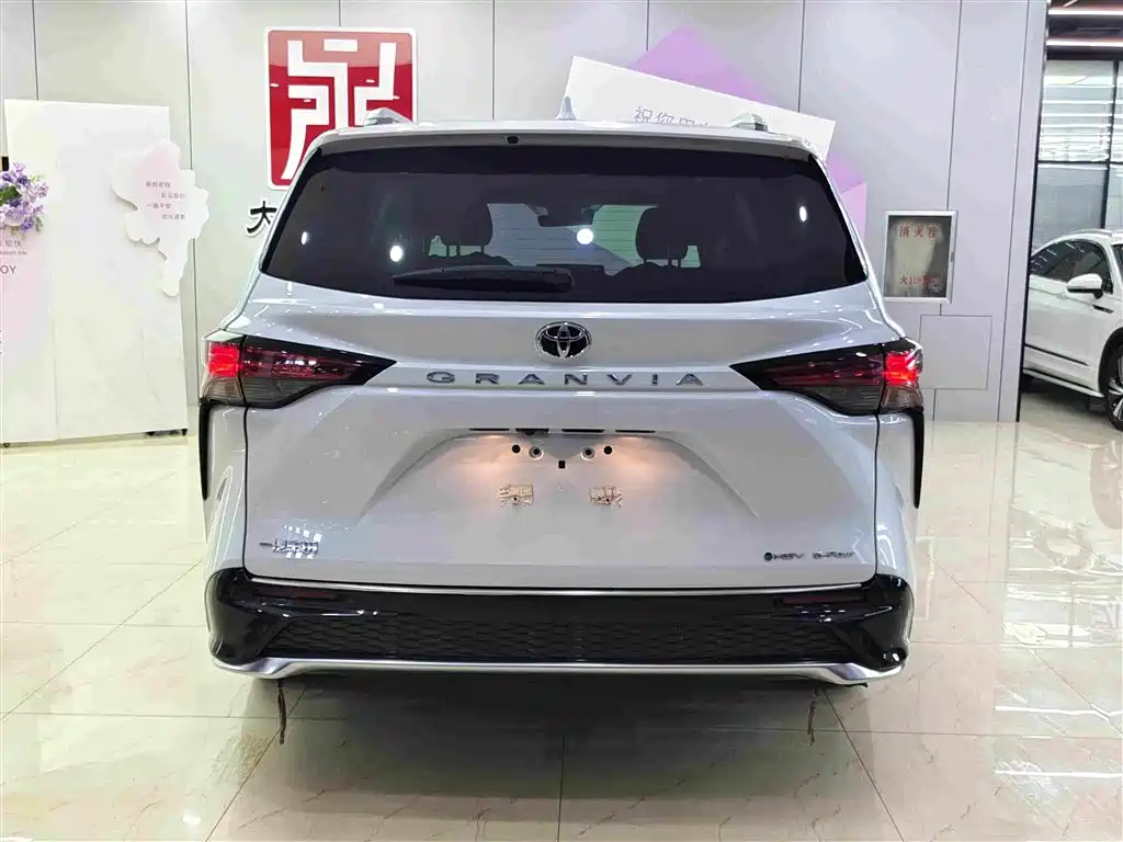 Toyota Granvia 2024