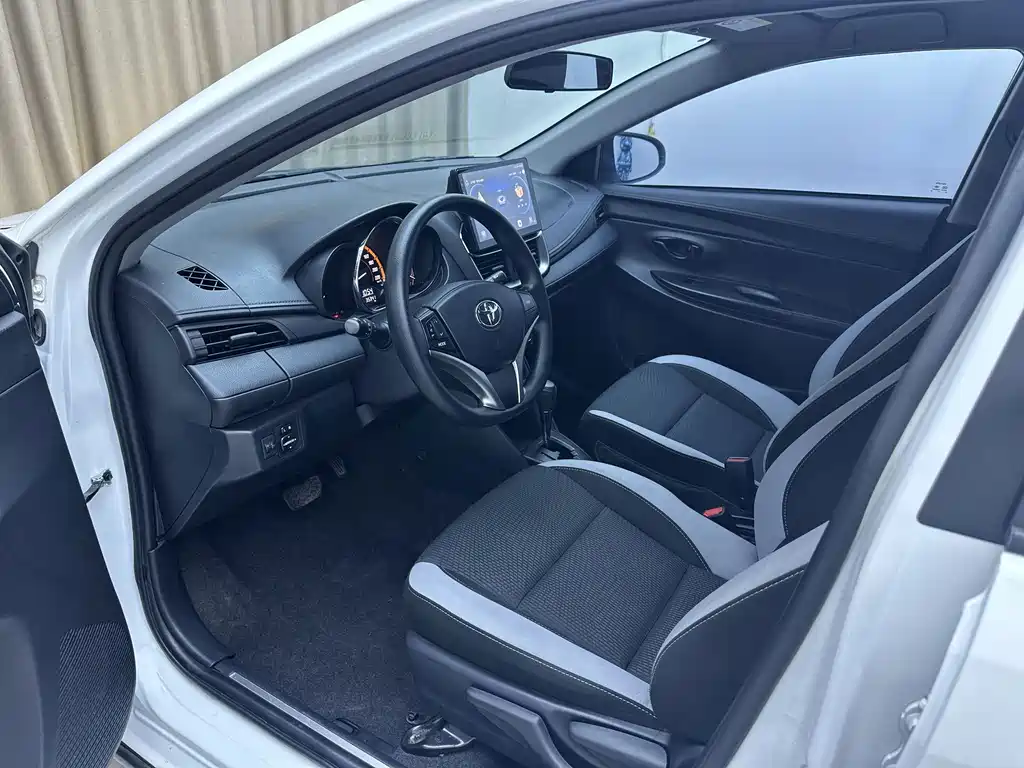 Toyota Yaris L 2022 — фото 10