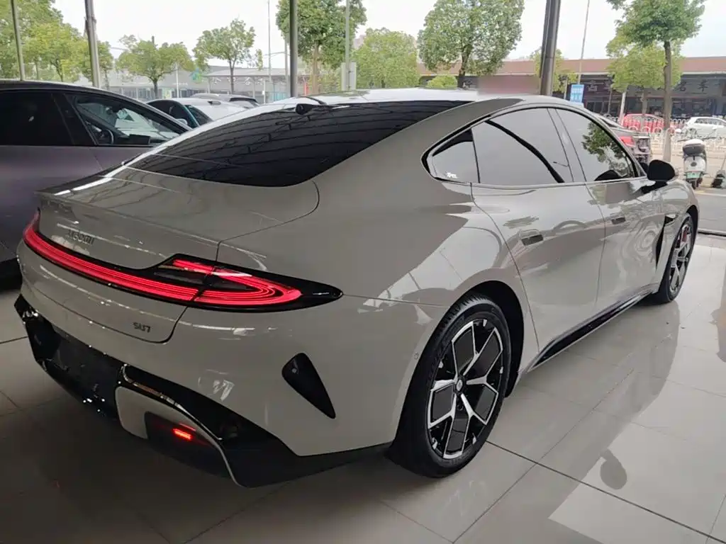 Xiaomi SU7 2025