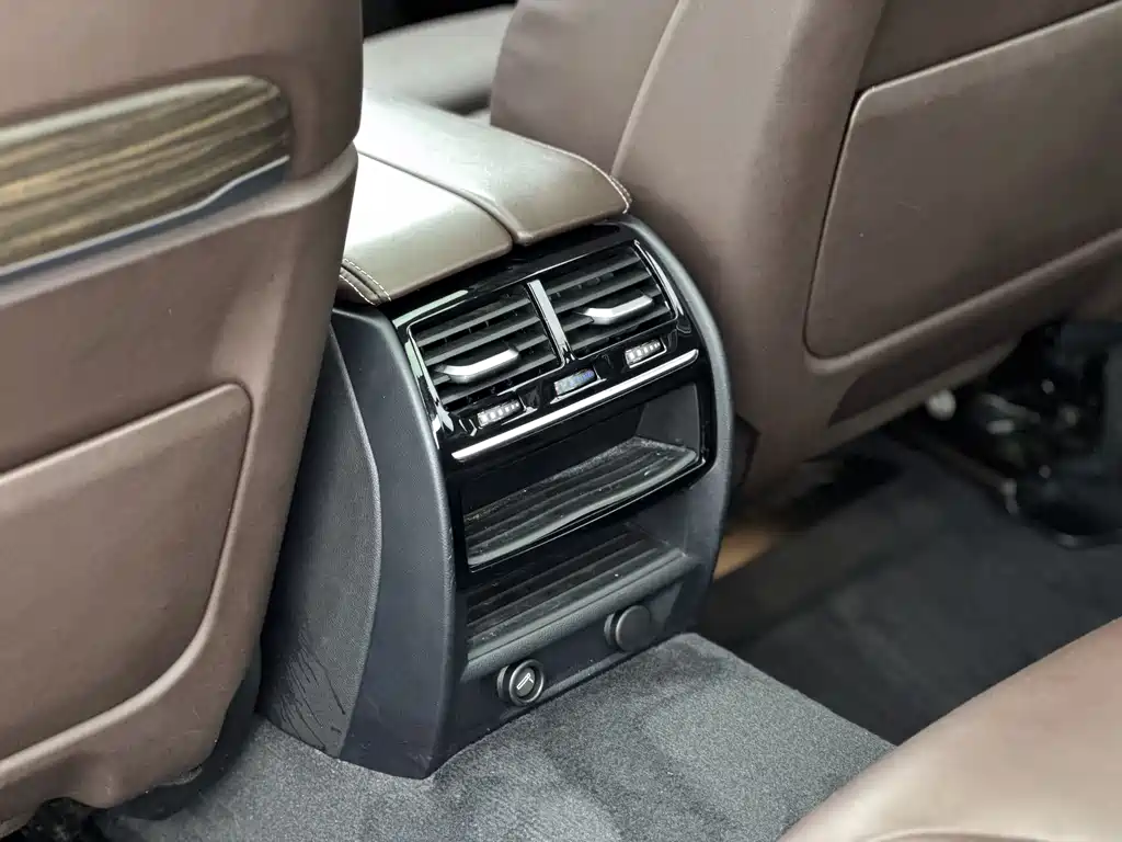 BMW 5 Series New Energy 2019 — фото 10