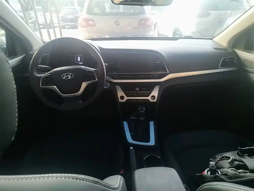 Hyundai Elantra 2017 — фото 10
