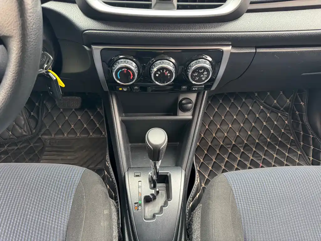 Toyota Yaris L 2019 — фото 7