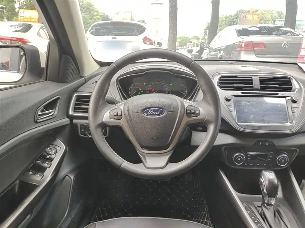 Ford Escort 2017 — фото 11