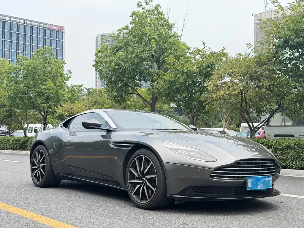 Aston Martin DB11 2017 — фото 5