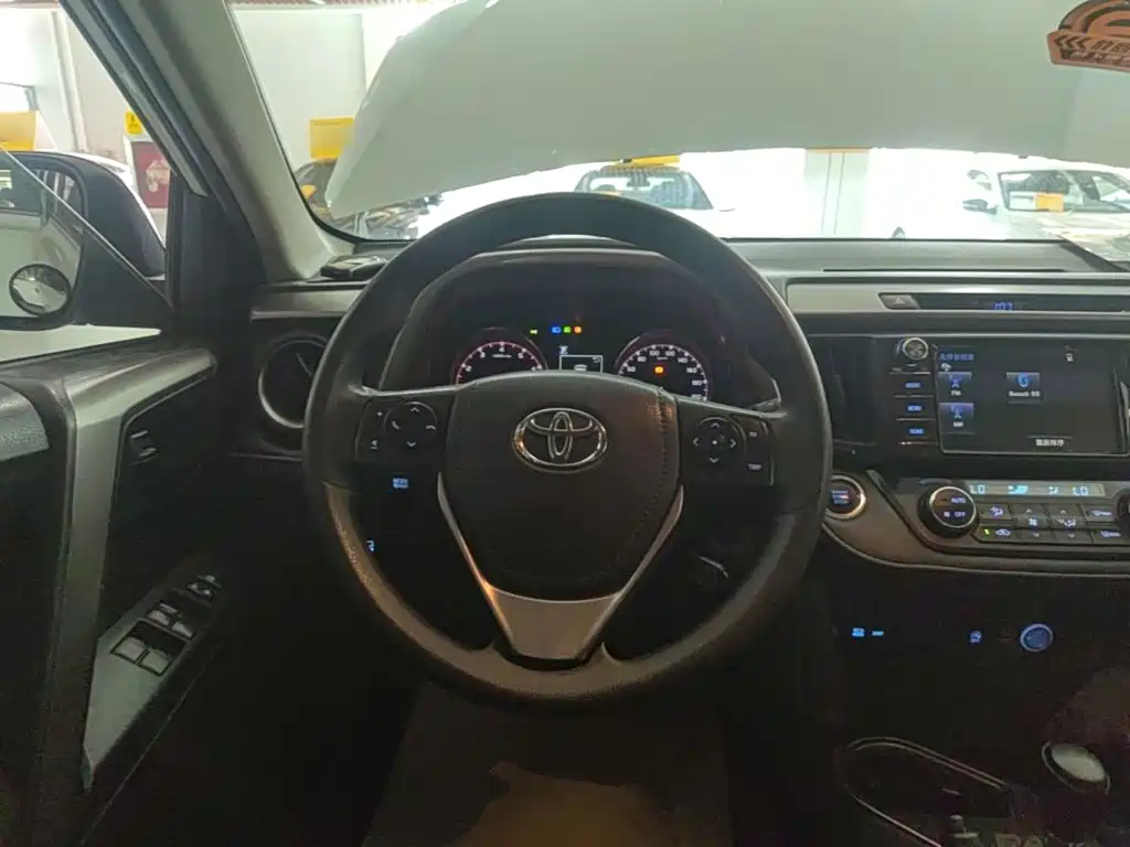 Toyota RAV4 2019 — фото 11