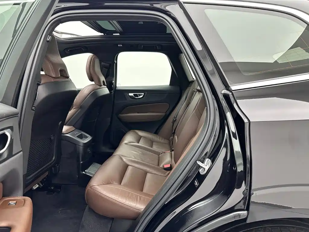 Volvo XC60 Plug-In Hybrid 2023 — фото 20