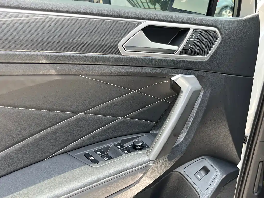 Volkswagen Tiguan L 2023 — фото 15