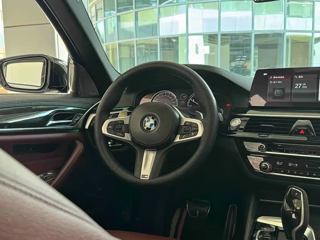 BMW 5 Series 2018 — фото 27