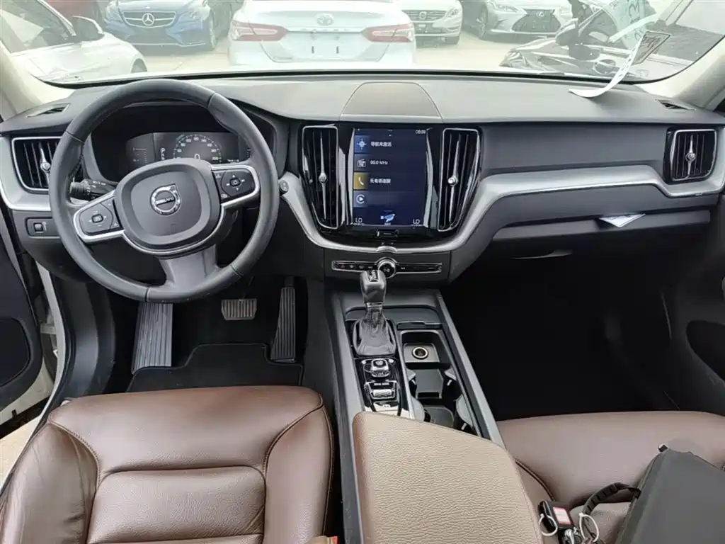 Volvo XC60 2019 — фото 9