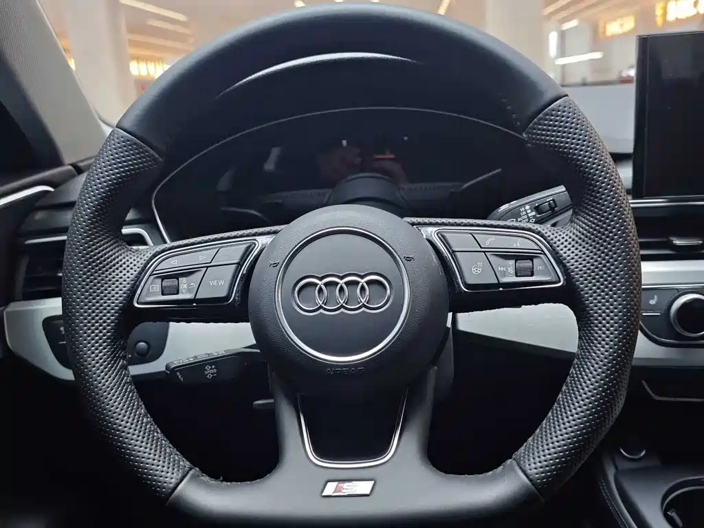 Audi A4L 2023 — фото 12