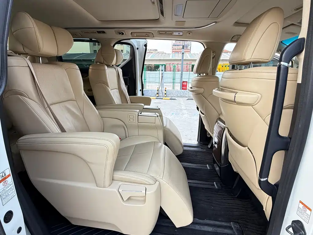 Toyota Alphard 2017 — фото 8