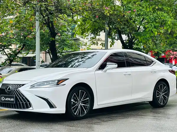 Lexus ES 2022