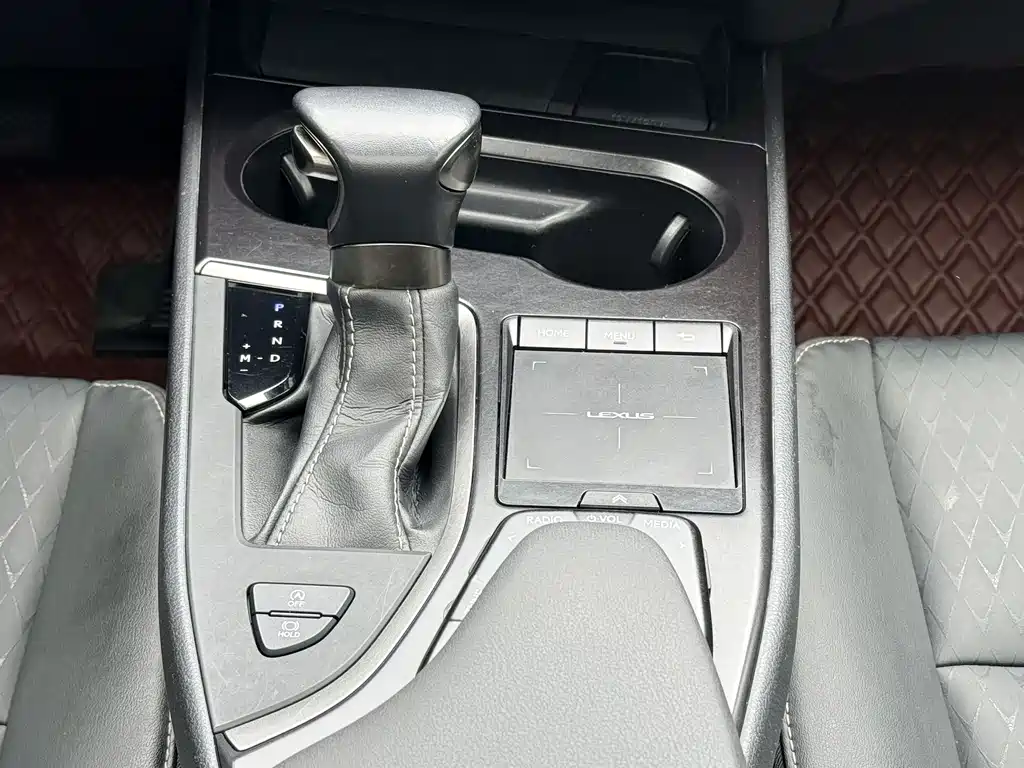 Lexus UX 2022 — фото 13