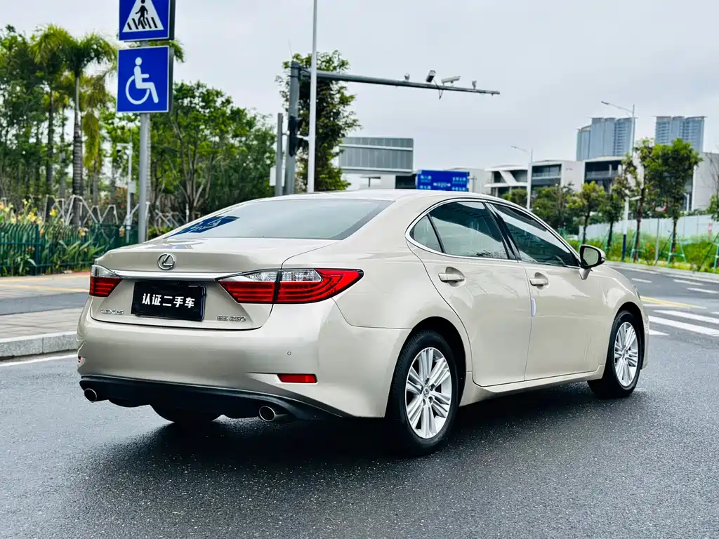 Lexus ES 2014 — фото 18