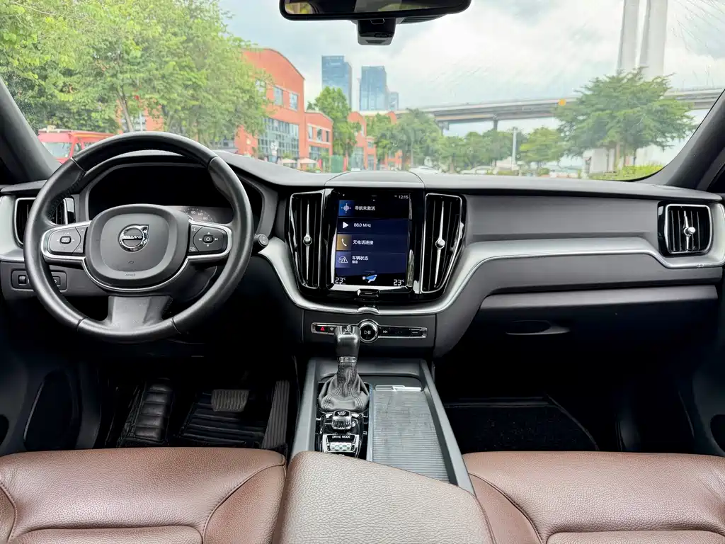 Volvo XC60 2020 — фото 12