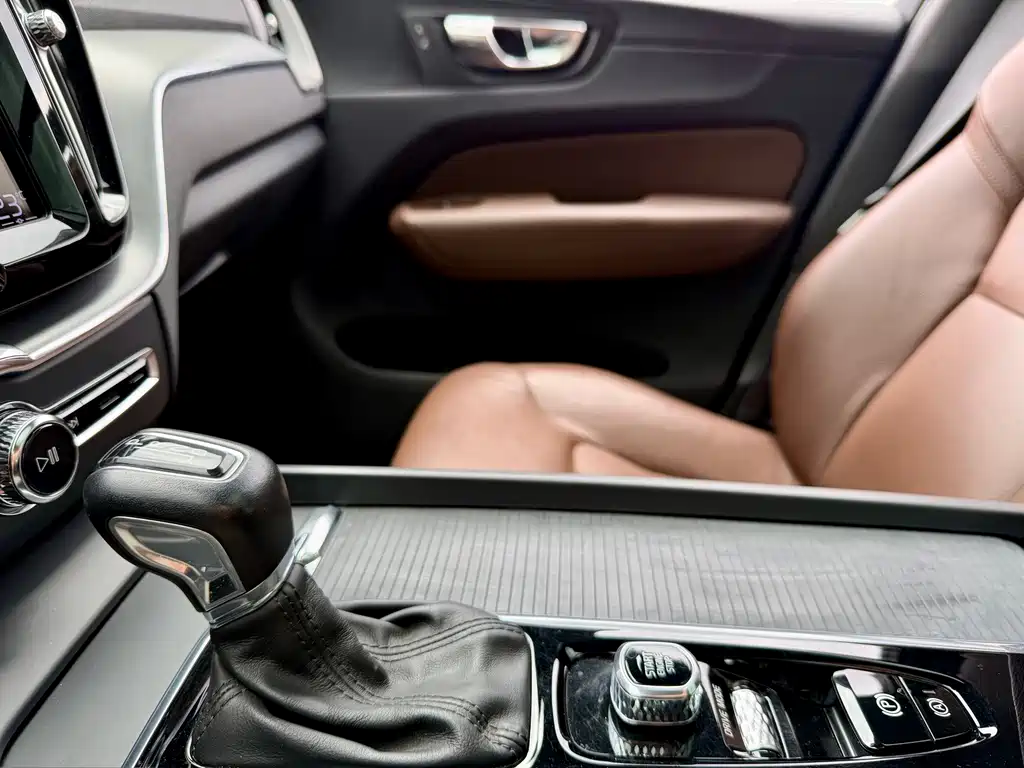 Volvo XC60 2020 — фото 16