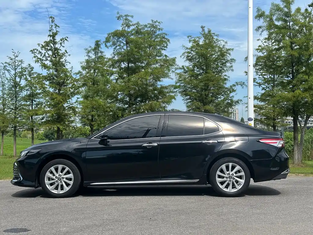 Toyota Camry 2023 — фото 16