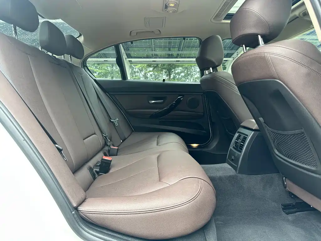 BMW 3 Series 2018 — фото 13