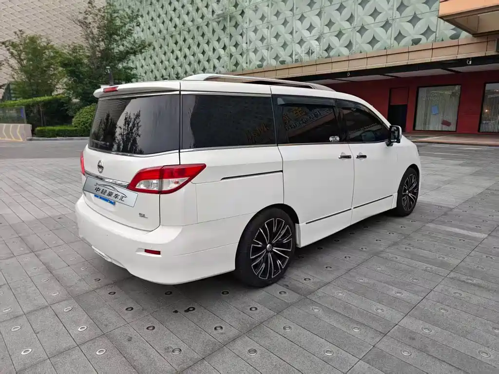 Nissan Quest 2017 — фото 3