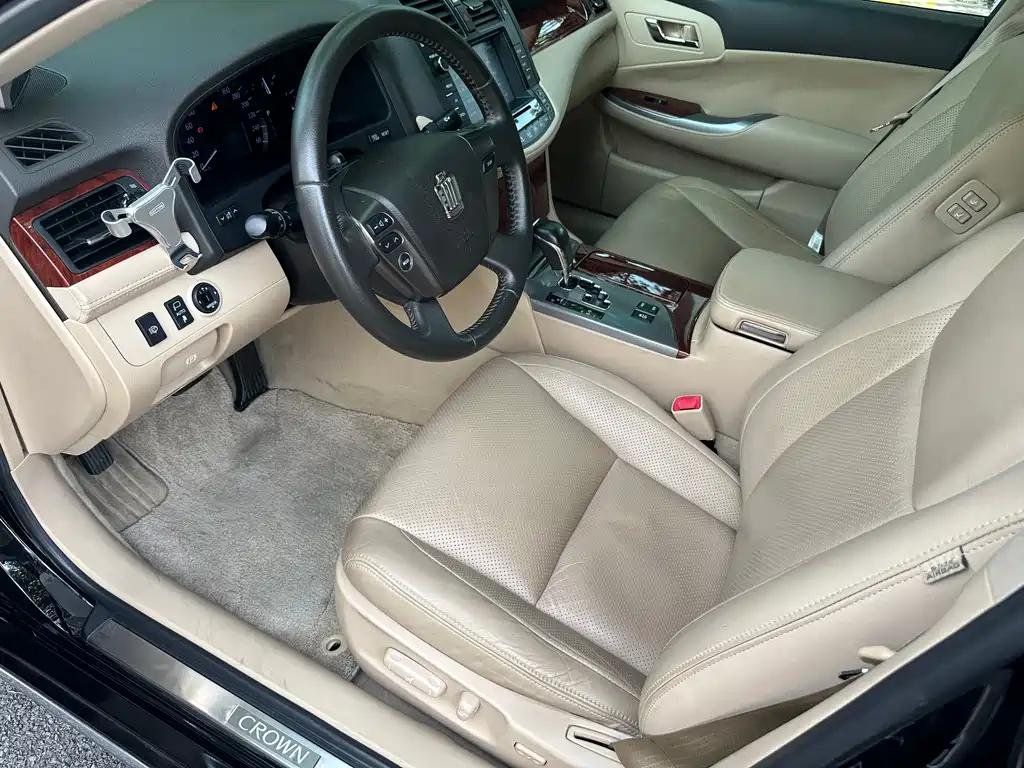 Toyota Crown 2015