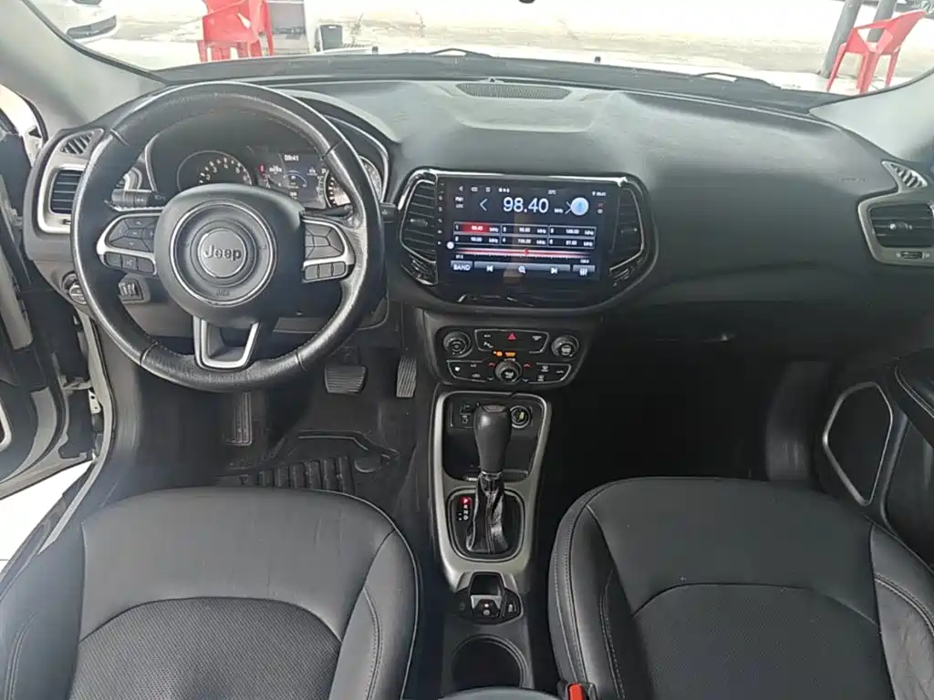 Jeep Compass 2017 — фото 10