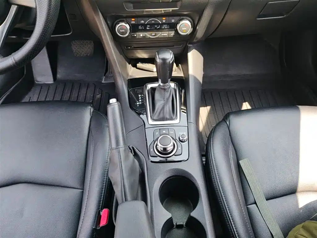 Mazda 3 Axela 2016 — фото 10