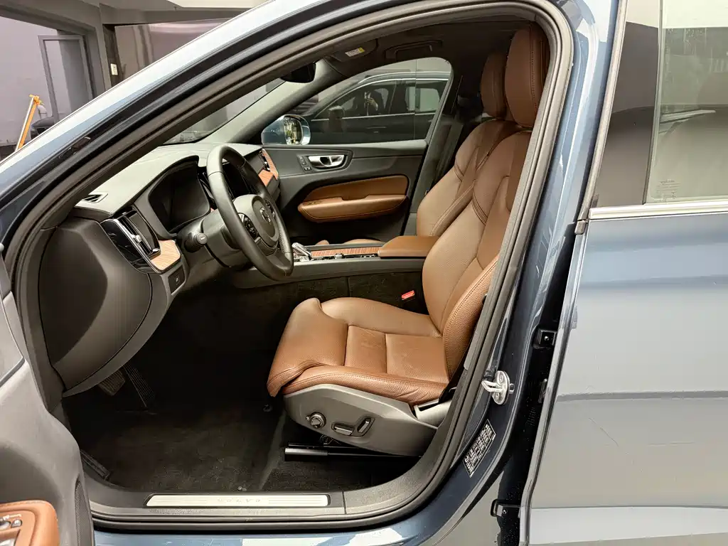 Volvo XC60 2025 — фото 14