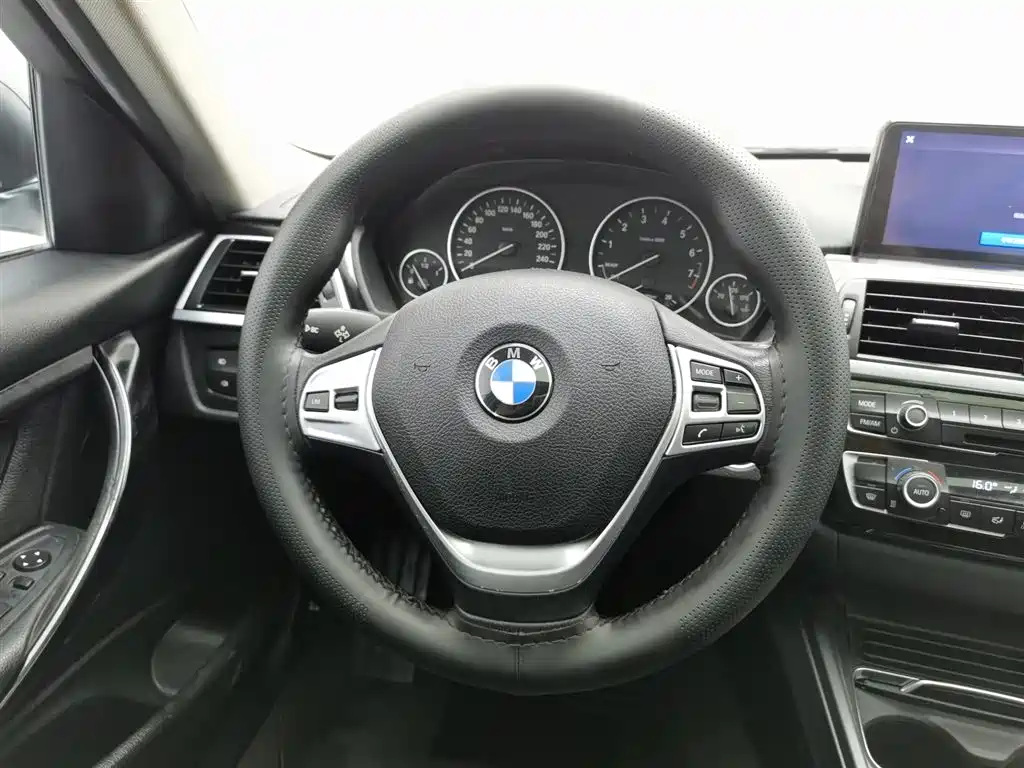 BMW 3 Series 2017 — фото 11