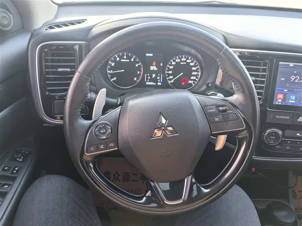 Mitsubishi Outlander 2017 — фото 18
