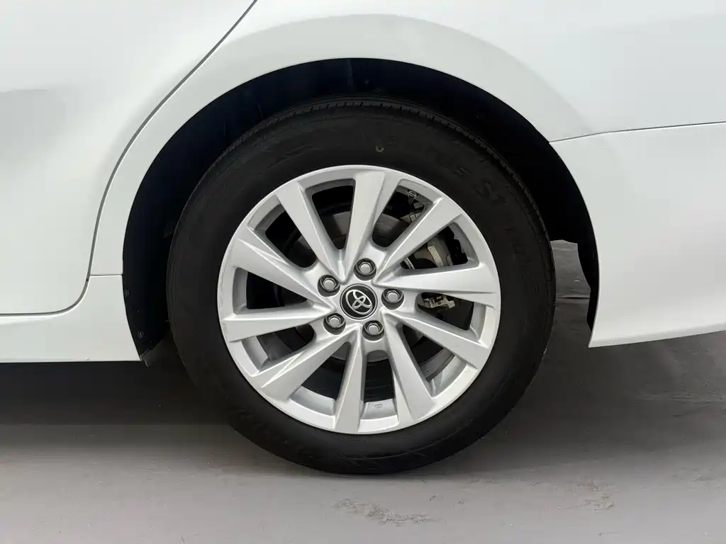 Toyota Camry 2023 — фото 11