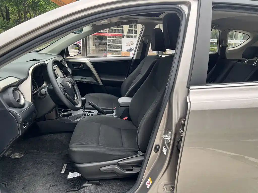 Toyota RAV4 2015 — фото 9