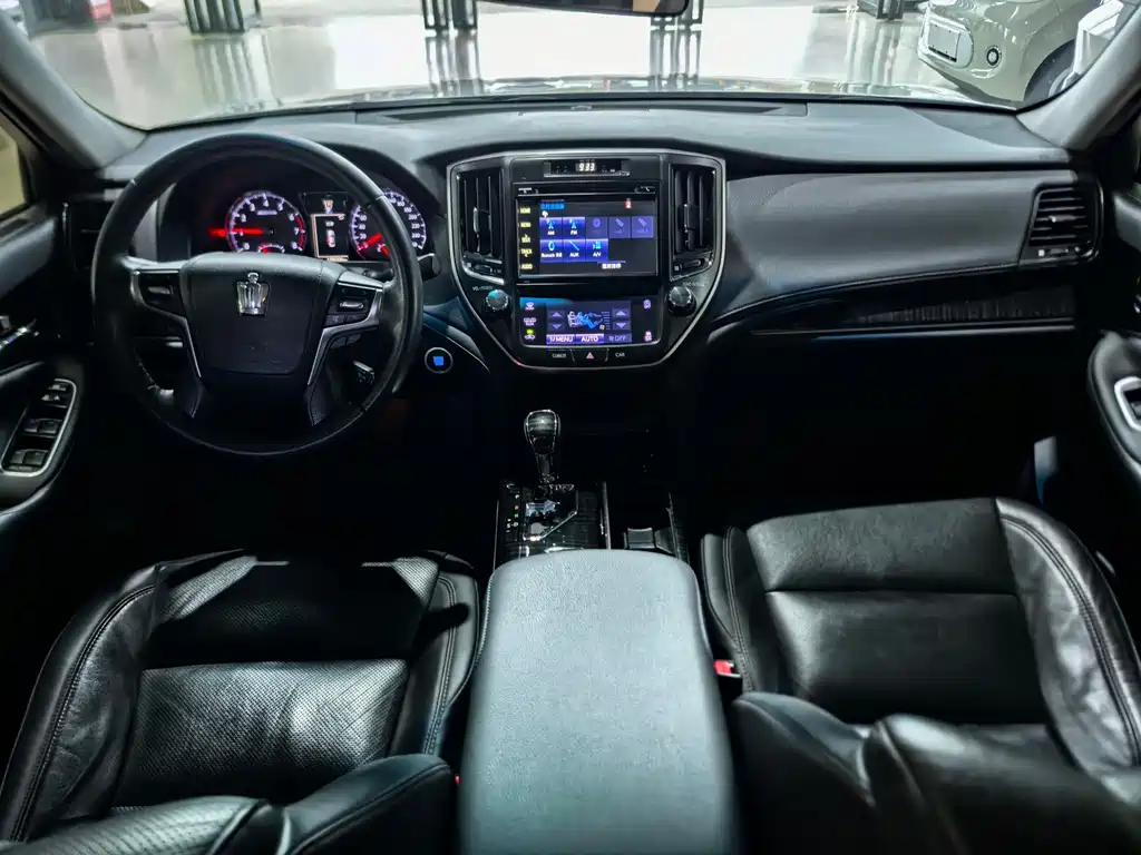 Toyota Crown 2017 — фото 16