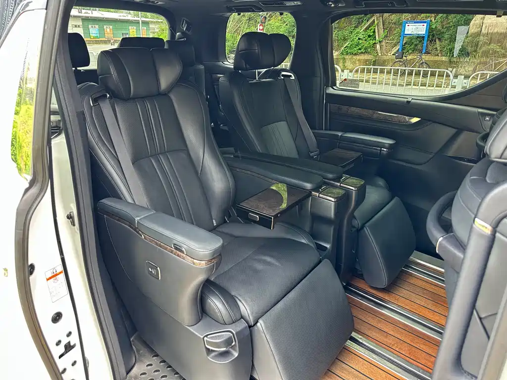 Toyota Alphard 2019 — фото 16
