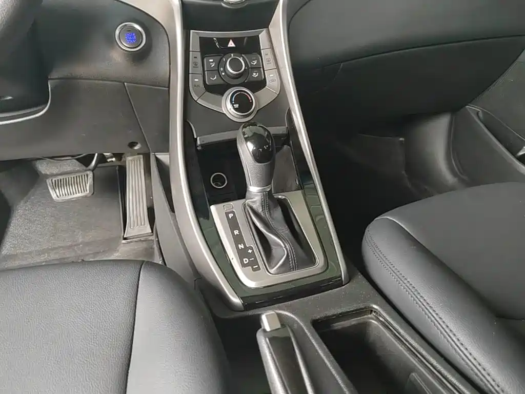 Hyundai Elantra 2015 — фото 14
