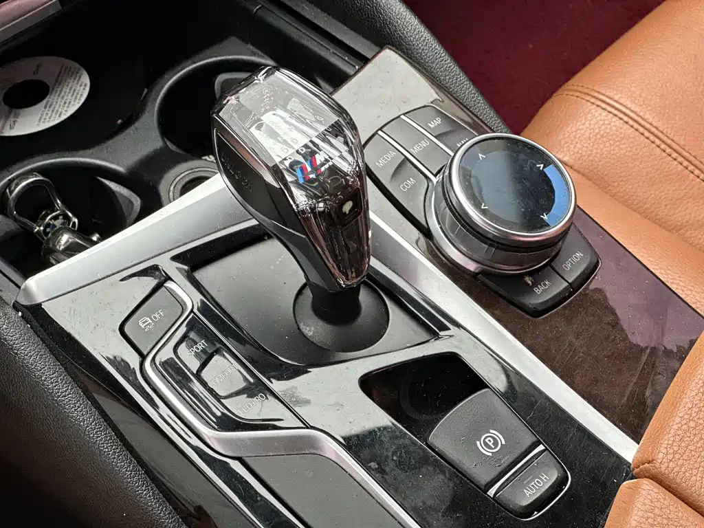 BMW 5 Series 2017 — фото 15