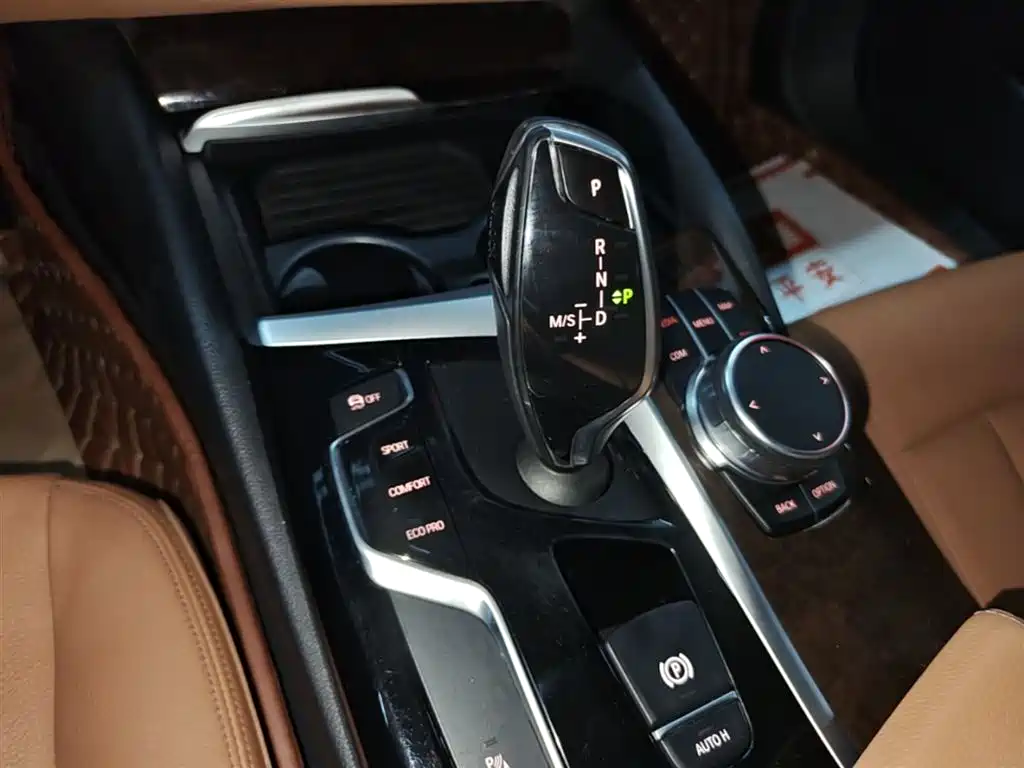 BMW 5 Series 2018 — фото 14