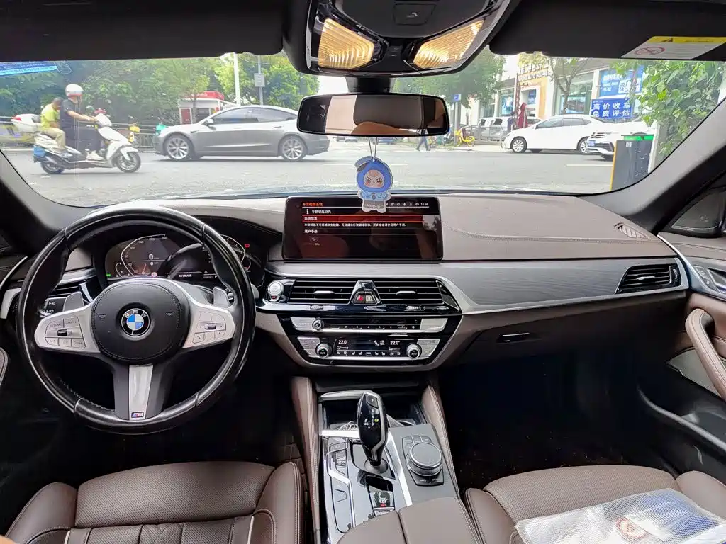BMW 5 Series 2022 — фото 10
