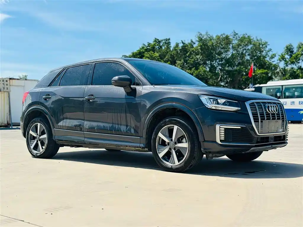 Audi Q2L e-tron 2021 — фото 3