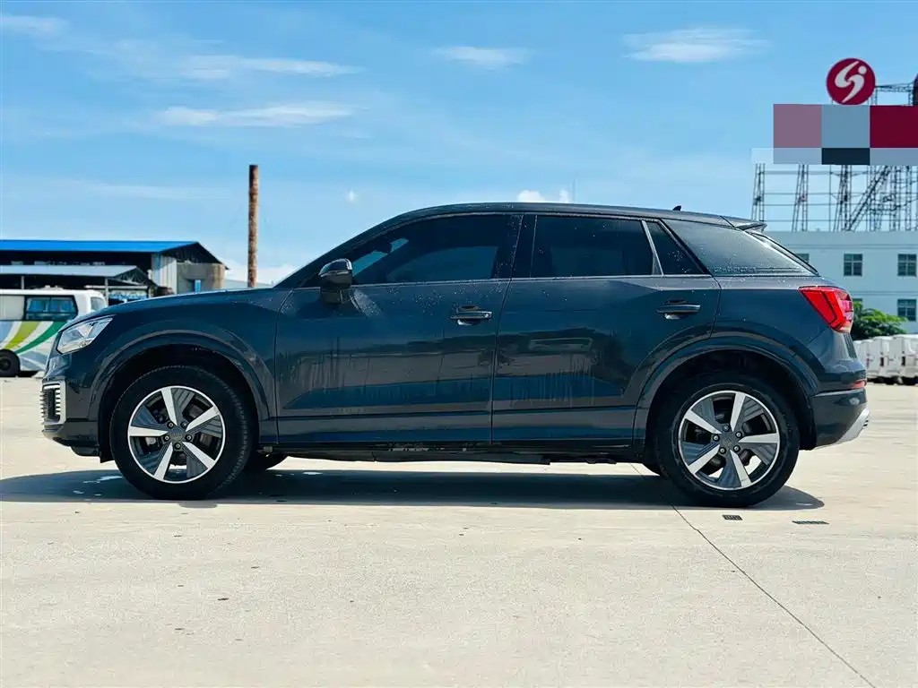 Audi Q2L e-tron 2021 — фото 4