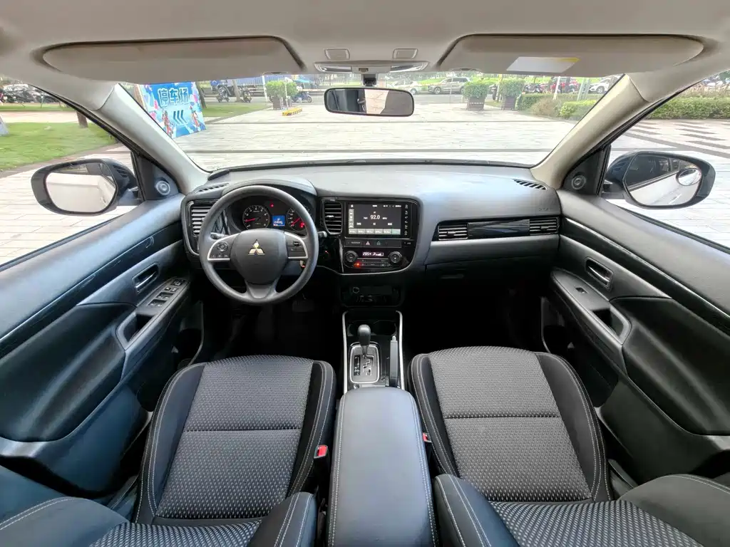 Mitsubishi Outlander 2021 — фото 10