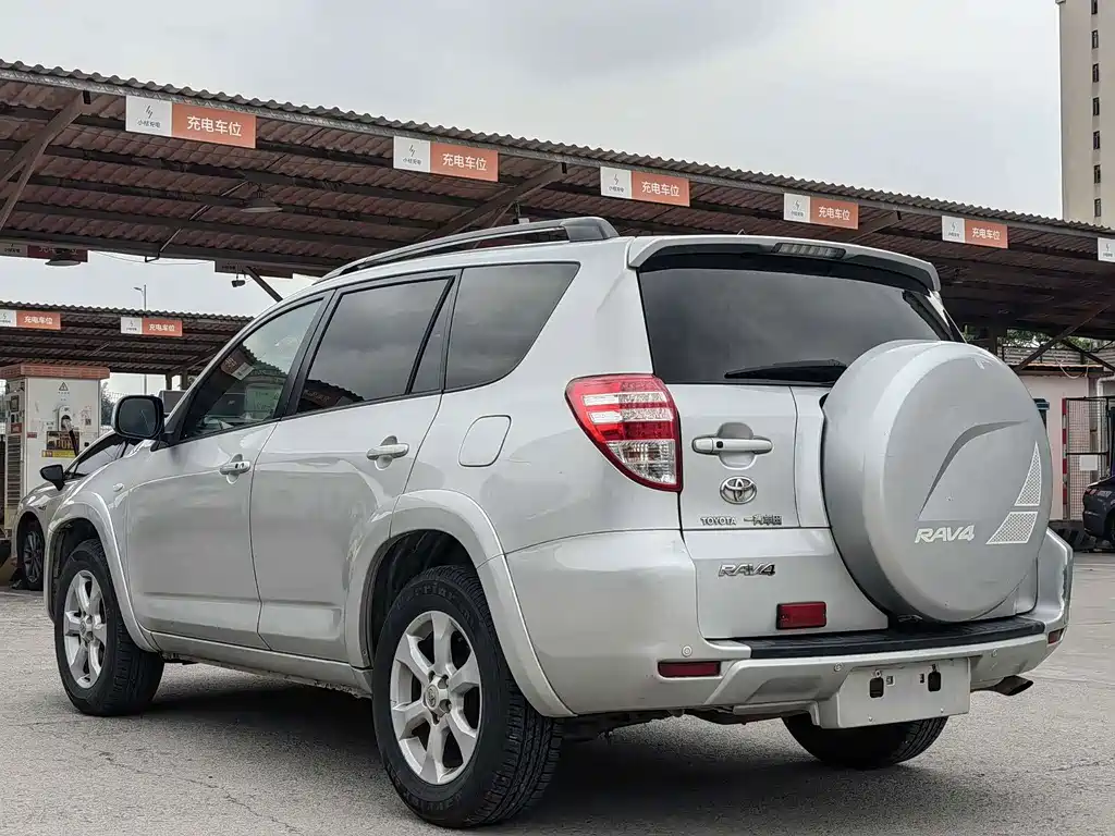 Toyota RAV4 2010 — фото 4