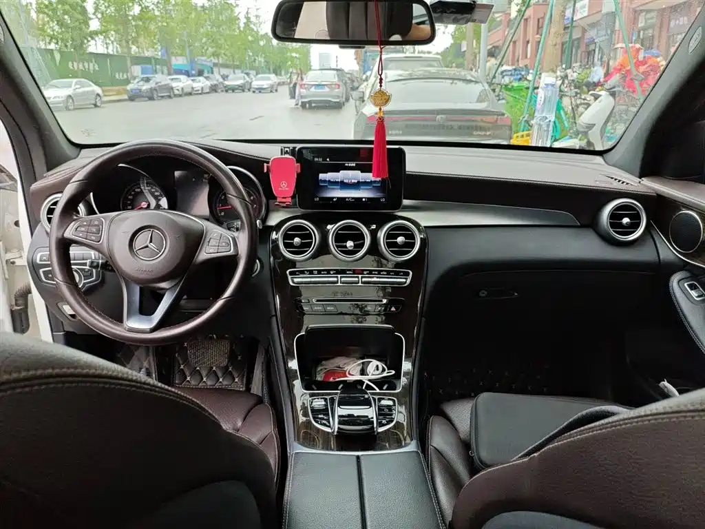 Mercedes-Benz GLC 2018 — фото 13